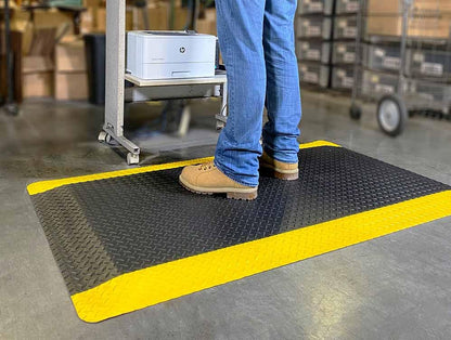Wearwell Diamond-Plate Select Mat - Black/Yellow. Anti-Fatigue Workstation Mat. 2' W x 3' L x 9/16" Thickness. PVC Vinyl Surface with PVC Sponge. For Dry Industrial Use (495.916x2x3BYL) - size: 36"L x 24"W x 0.6"Th